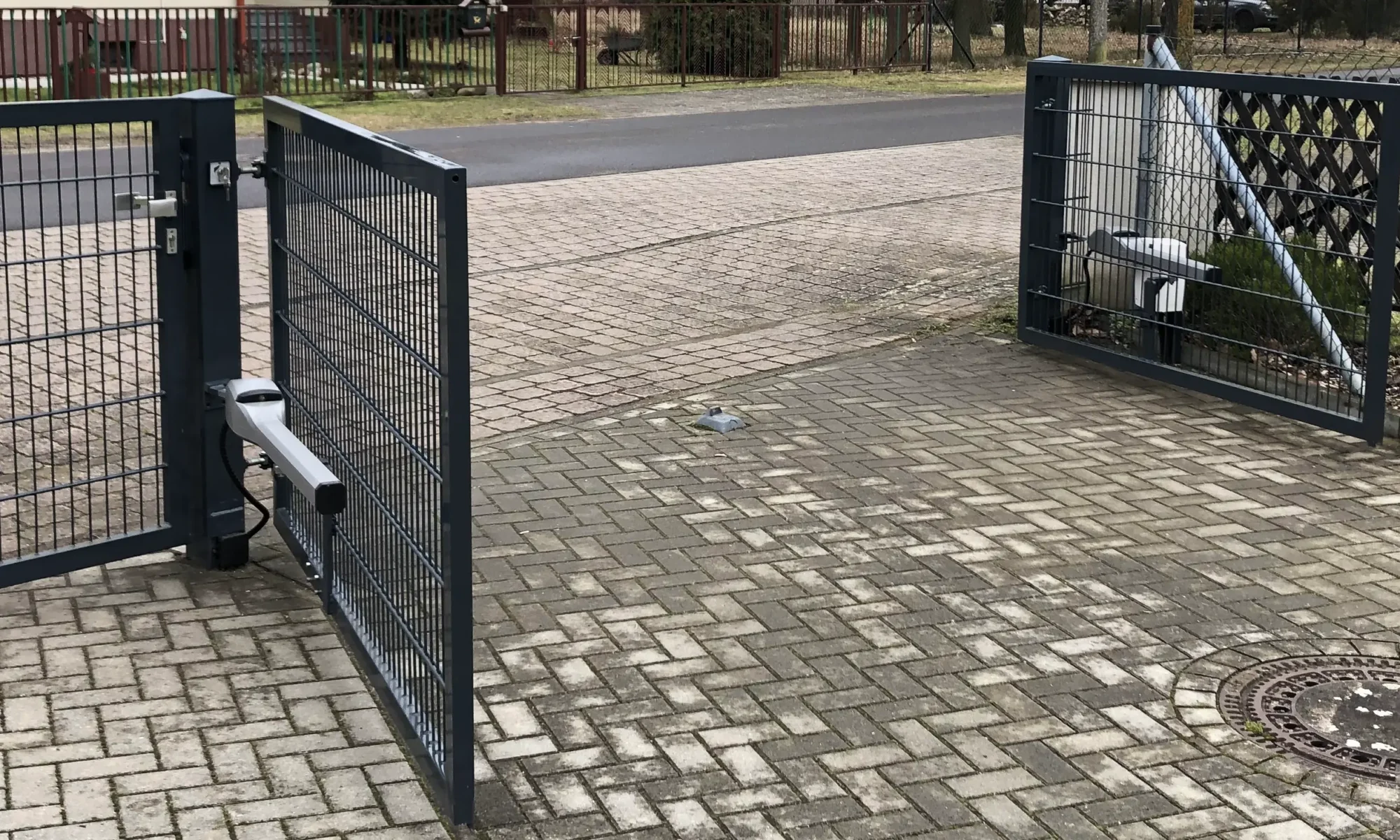 Garagentore in Metall und Holz